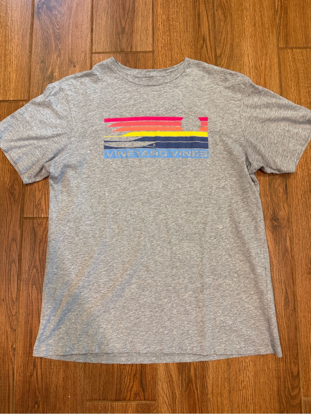 Vineyard Vines Men's Heather Gray Graphic Tee - Sunset Stripe